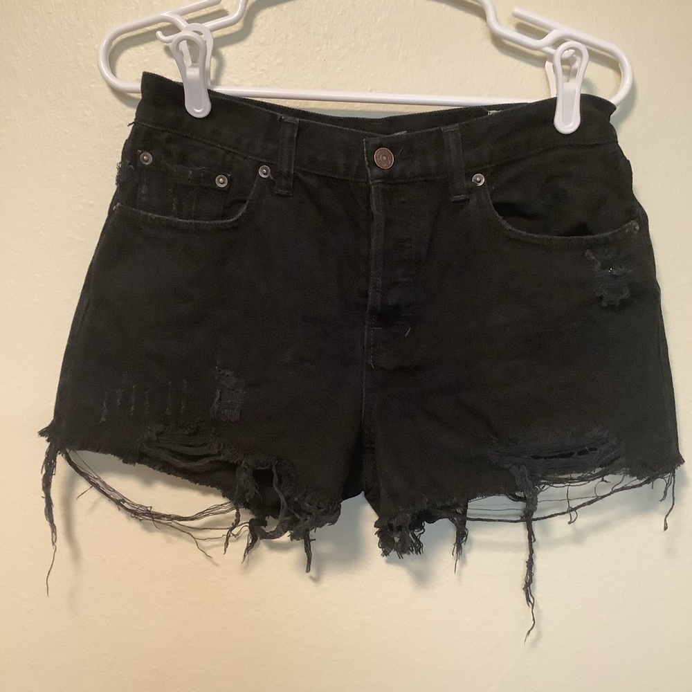 We The Free Women’s black button front 28 boyfriend low rise distressed shorts‎